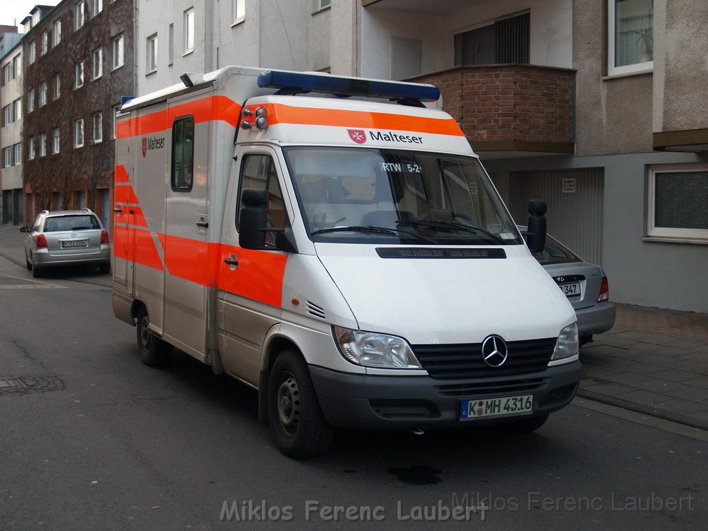 Einsatz Feuerwehr SEK Polizei Koeln Nippes Merheimerstr P127.JPG